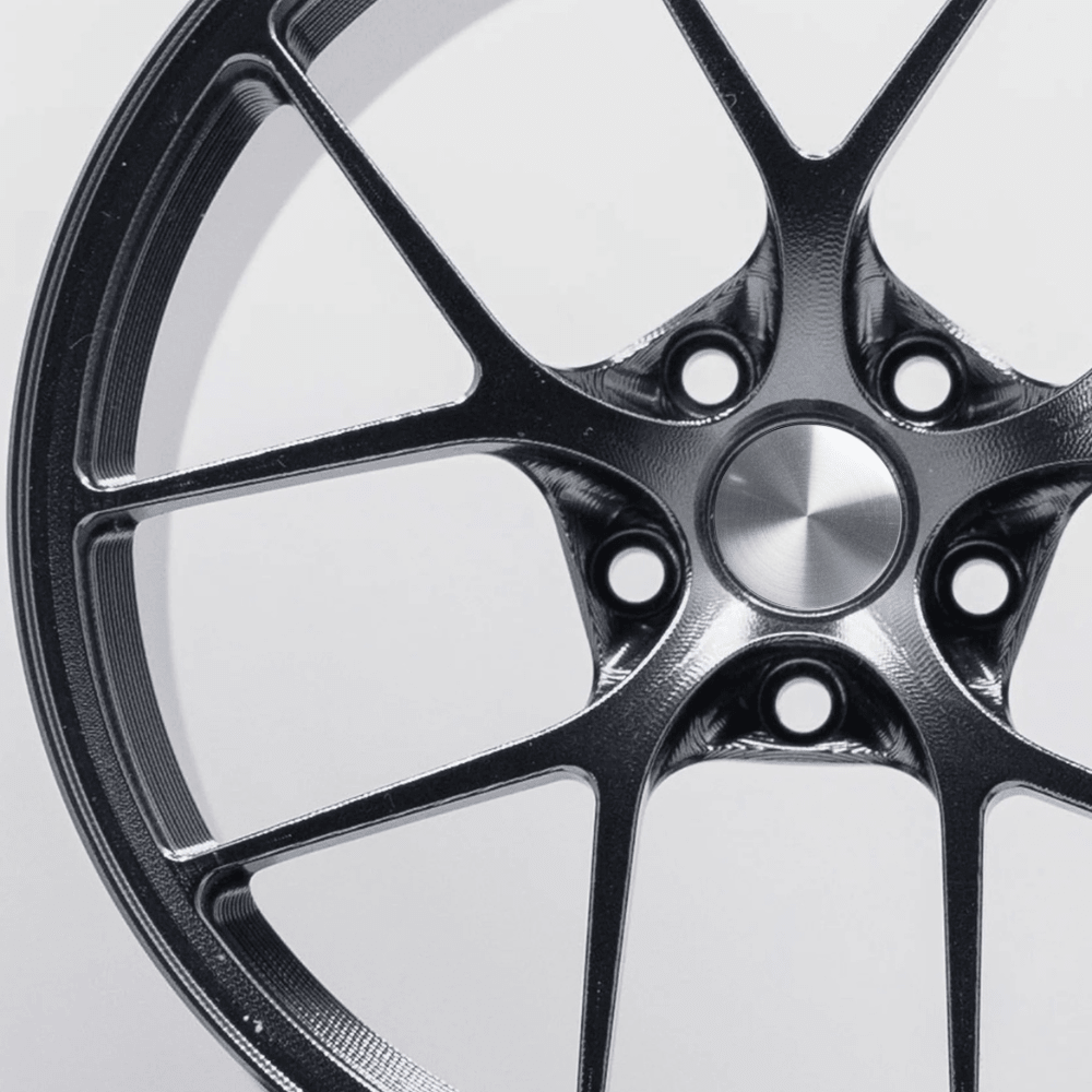 CNC-gefräste Aluminium Deko Felge im Maßstab 1:5, 10-Spoke Classic in Schwarz, Frontansicht Detailaufnahme