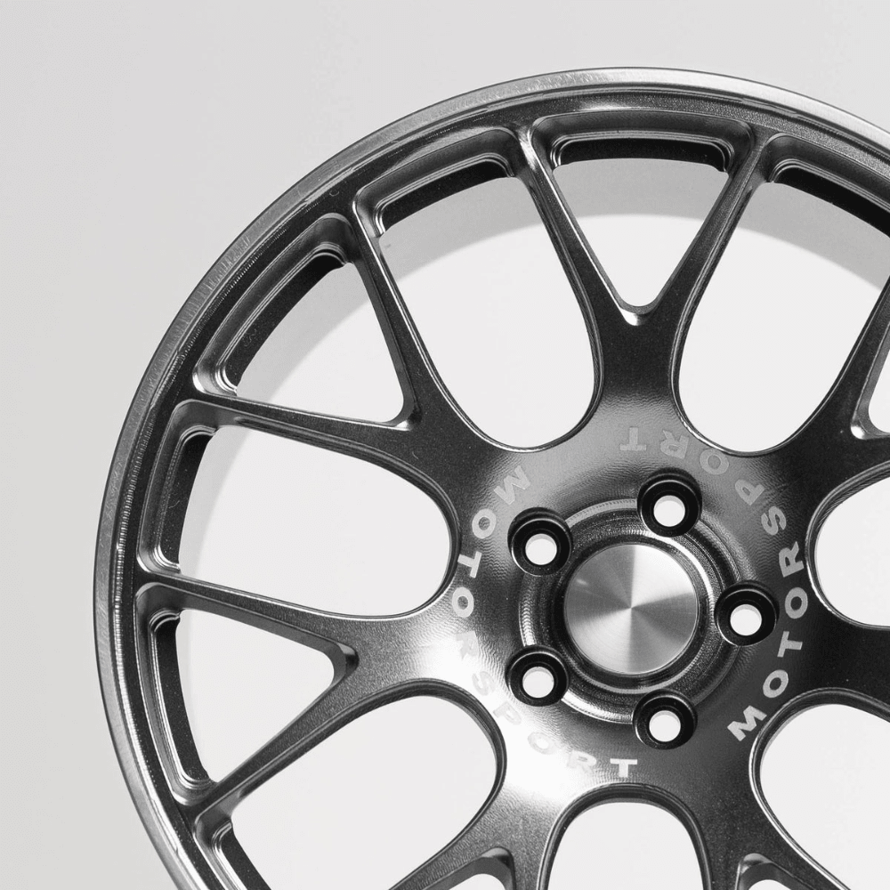 CNC-gefräste Aluminium Deko Felge im Maßstab 1:5, 7-Spoke Trackline in Grau, Frontansicht Detailaufnahme