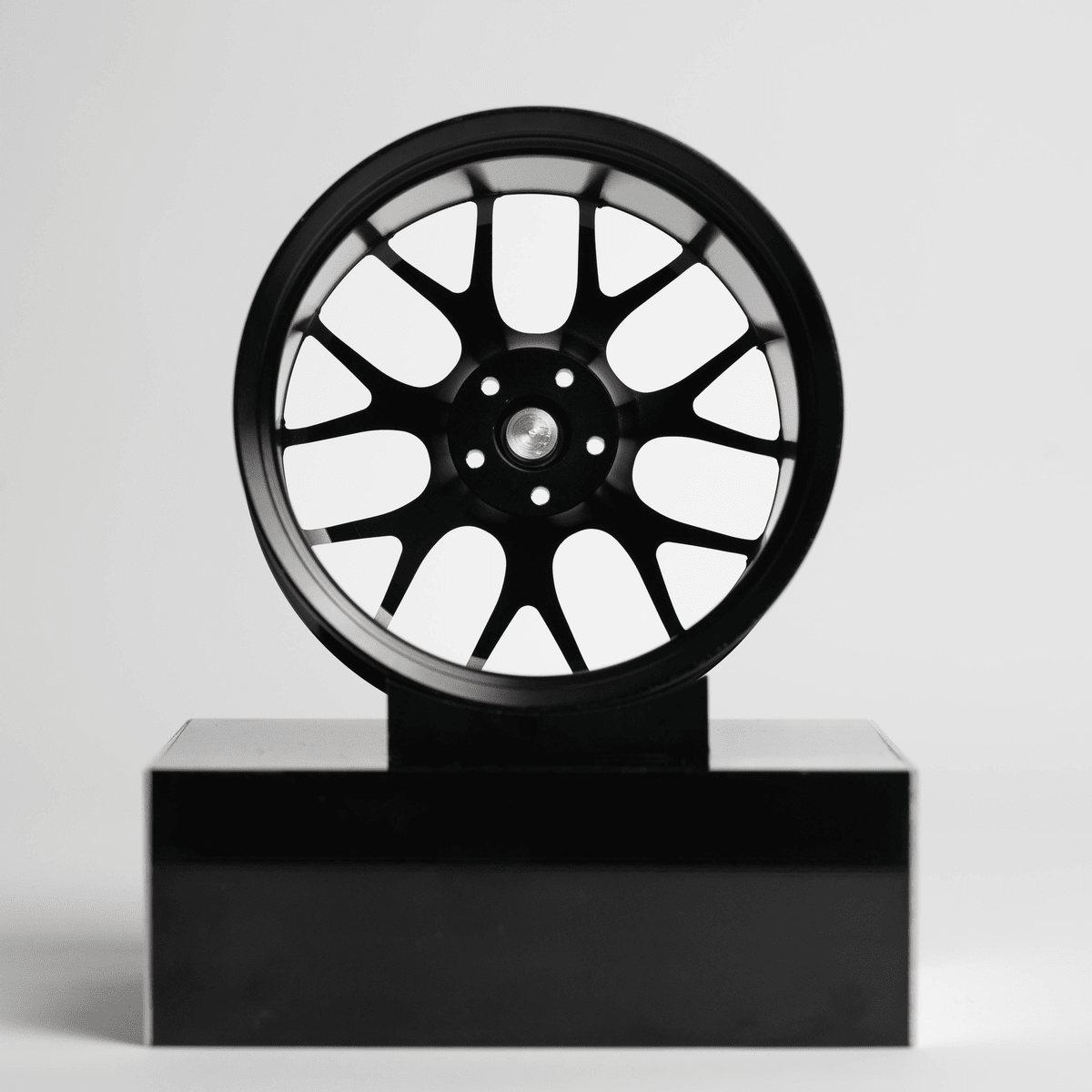 CNC-gefräste Aluminium Deko Felge im Maßstab 1:5, 7-Spoke Trackline in schwarz, Rückseite