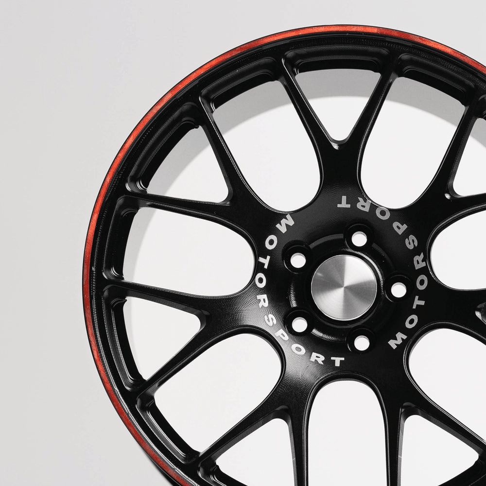 CNC-gefräste Aluminium Deko Felge im Maßstab 1:5, 7-Spoke Trackline in schwarz, Frontansicht Detailaufnahme