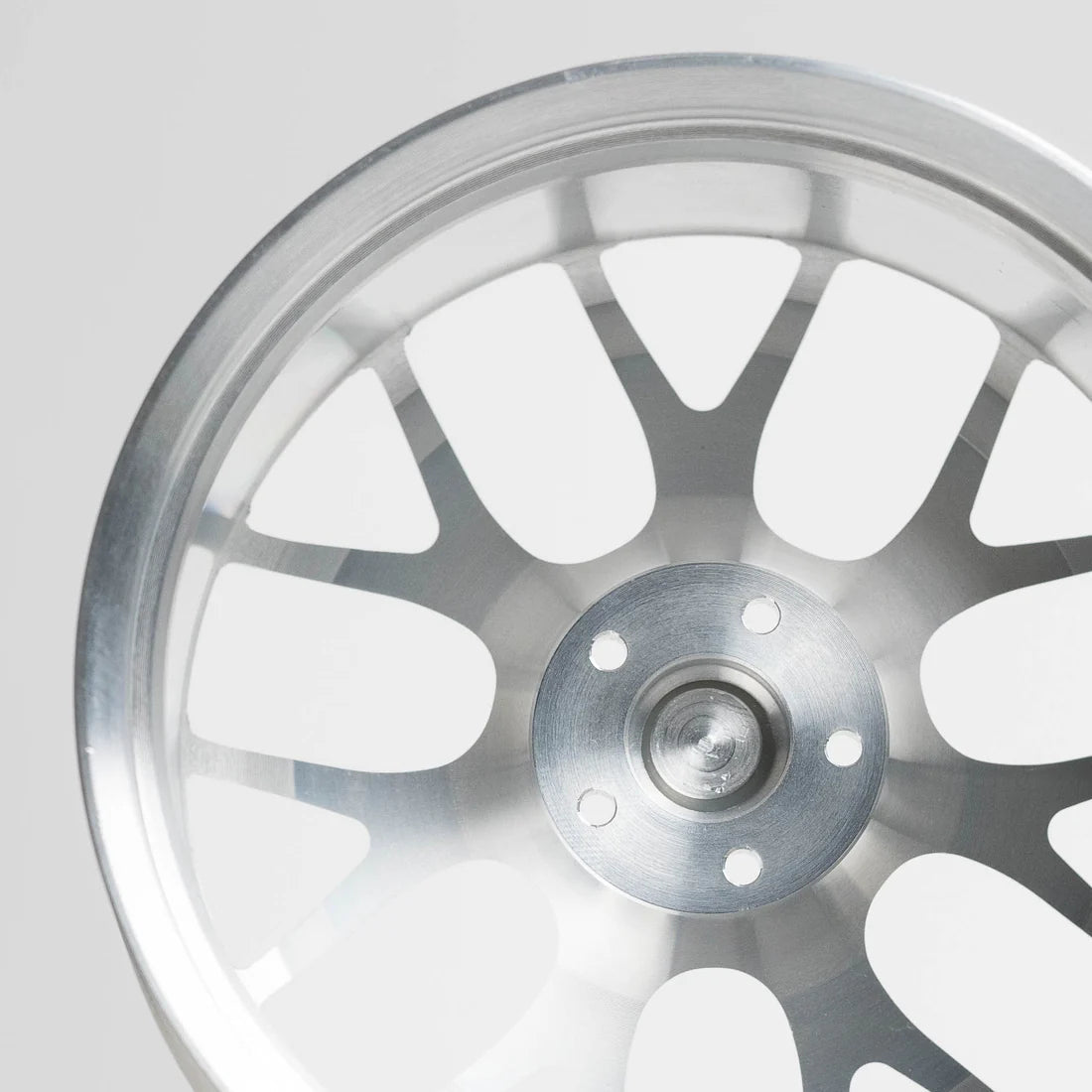 CNC-gefräste Aluminium Deko Felge im Maßstab 1:5, 7-Spoke Trackline in Silber, Rückseite Detailaufnahme