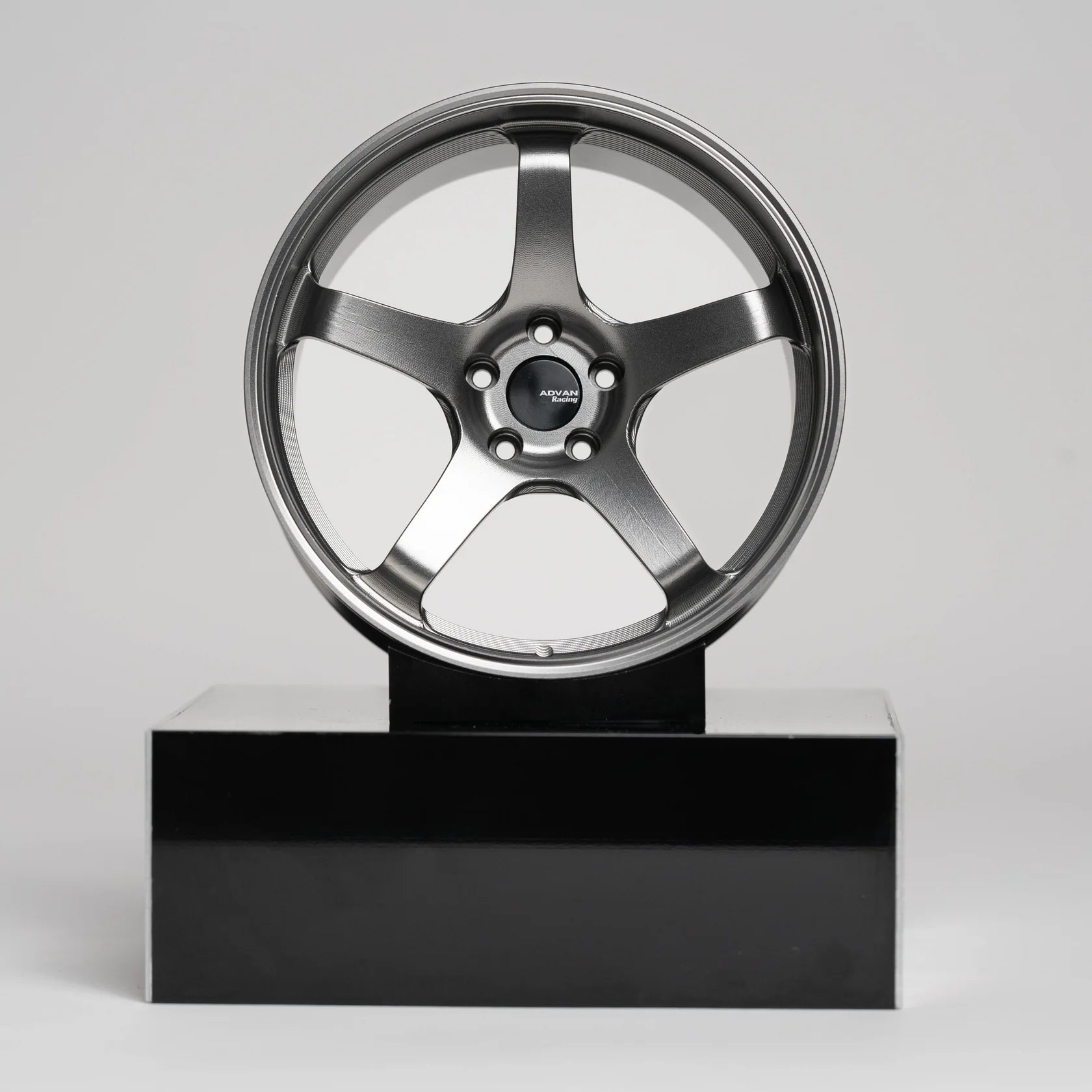 CNC-gefräste Aluminium Deko Felge im Maßstab 1:5, Advan GT in grau, Frontansicht