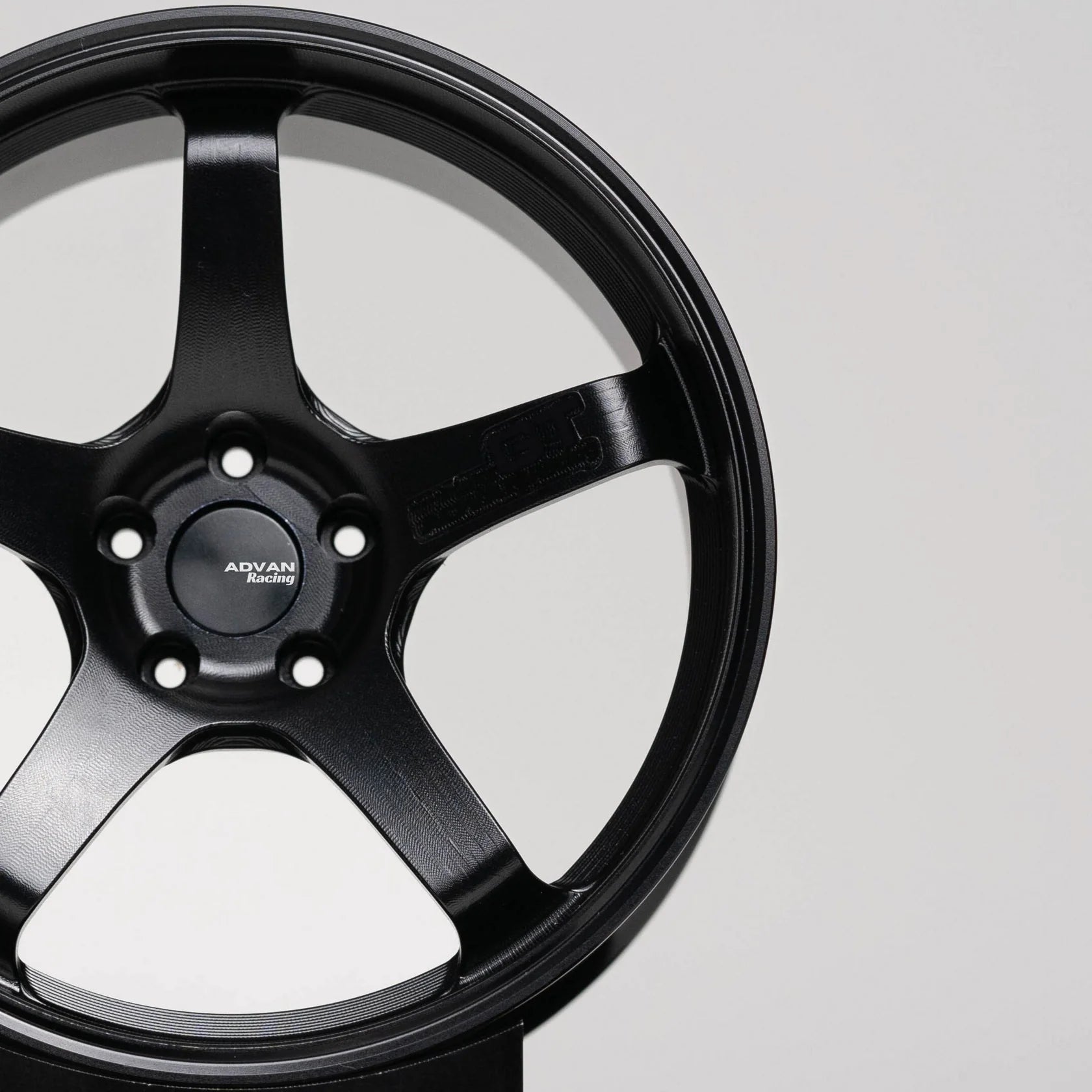 CNC-gefräste Aluminium Deko Felge im Maßstab 1:5, Advan GT in schwarz, Frontansicht Detailaufnahme