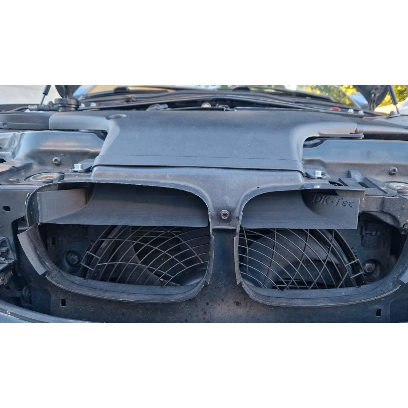 Air Scoop Luftführung am BMW E46 zur Zufuhr kalter Frischluft, montierter Zustand