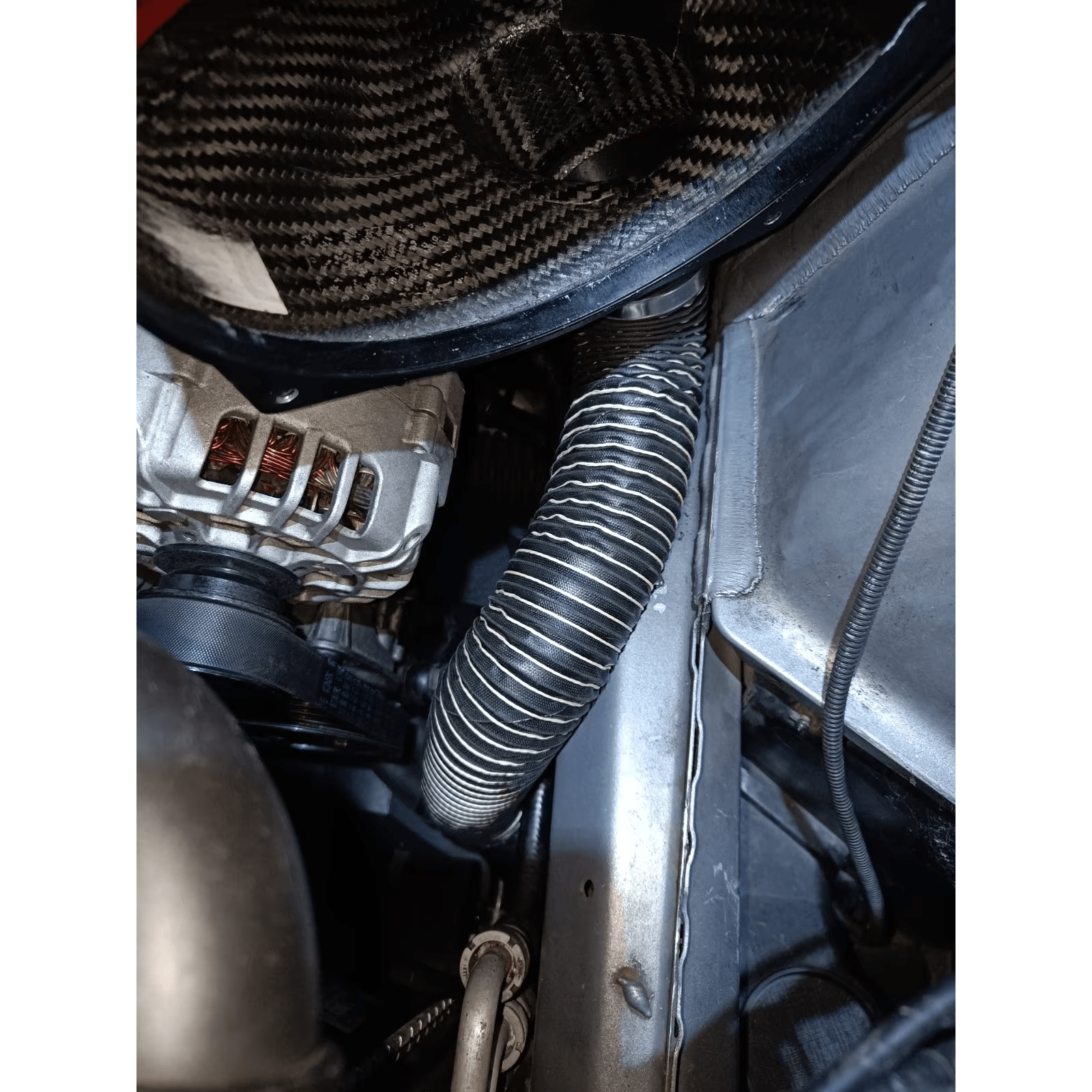 Luftführungskit für die Nebenleitung zur optimierten Frischluftzufuhr an der Carbon-Airbox des BMW E46, montierter Zustand