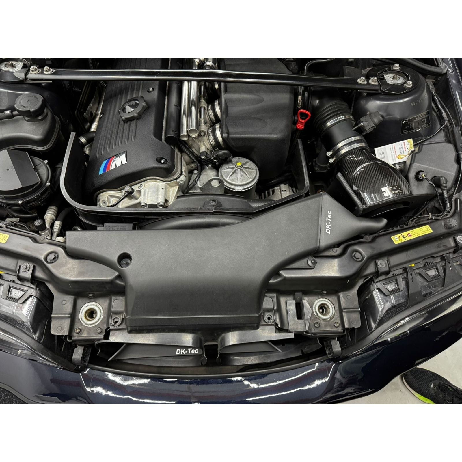 Air Intake Trichter für Carbon Airbox BMW E46 M3 für optimierte Frischluftzufuhr durch offene Ansaugung, montiert Motorraum