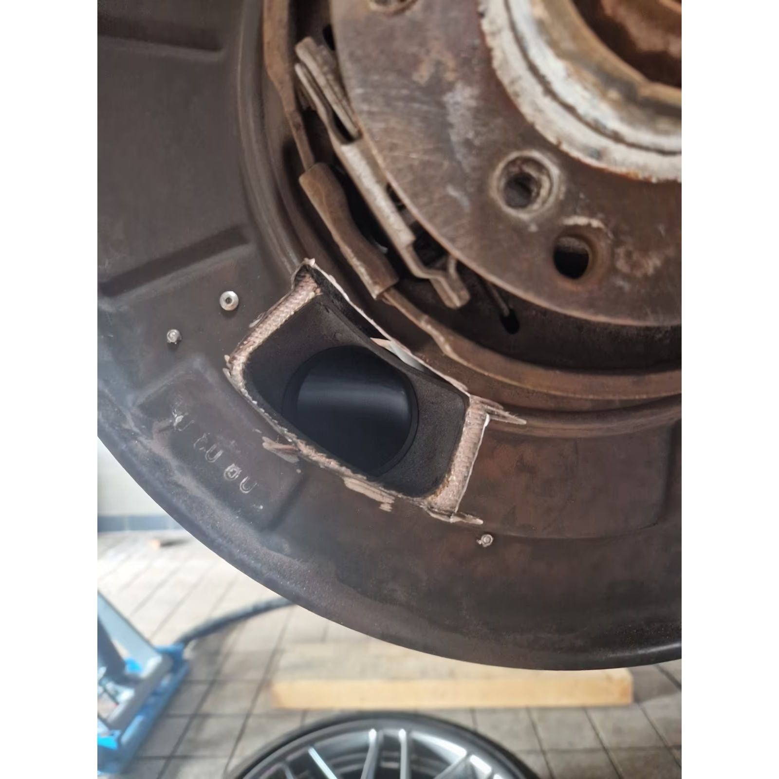 Bremsenkühlung an der Hinterachse des BMW E46 M3, Unteransicht montiert