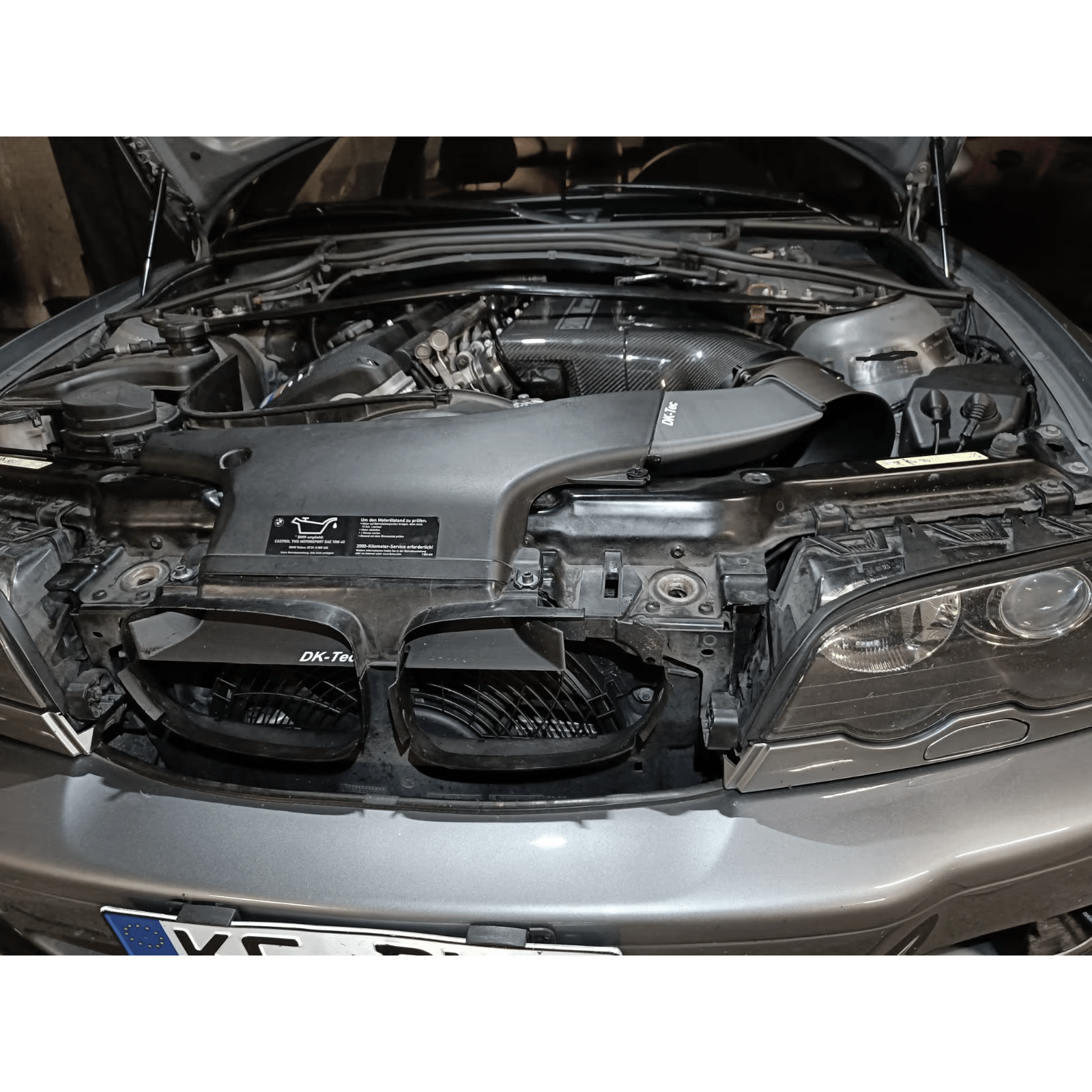 Ansaug-Schnorchel für die CSL-Carbon-Airbox am BMW E46 M3 S54 zur verbesserten Luftzufuhr, Ansicht Motorraum