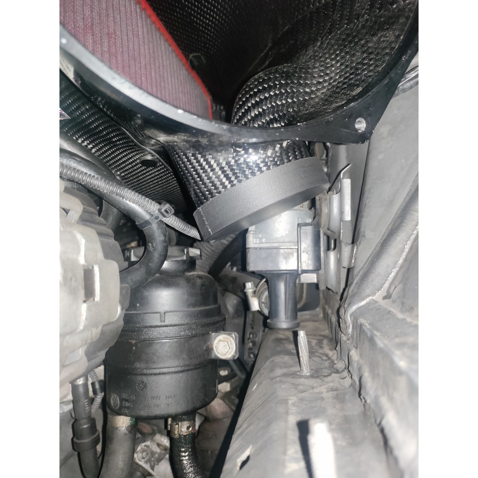 Verschlussdeckel der Nebenleitung an der Carbon-Airbox des BMW S54, montierter Zustand