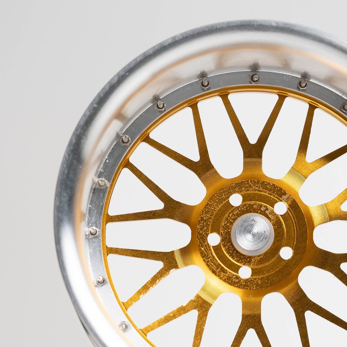 CNC-gefräste Aluminium Deko Felge im Maßstab 1:5, Classic Type S in gold, Detailaufnahme Rückseite