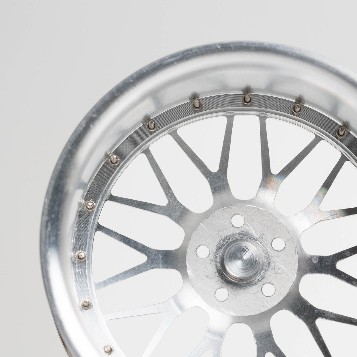 CNC-gefräste Aluminium Deko Felge im Maßstab 1:5, Classic Type S in silber, Detailaufnahme Rückseite