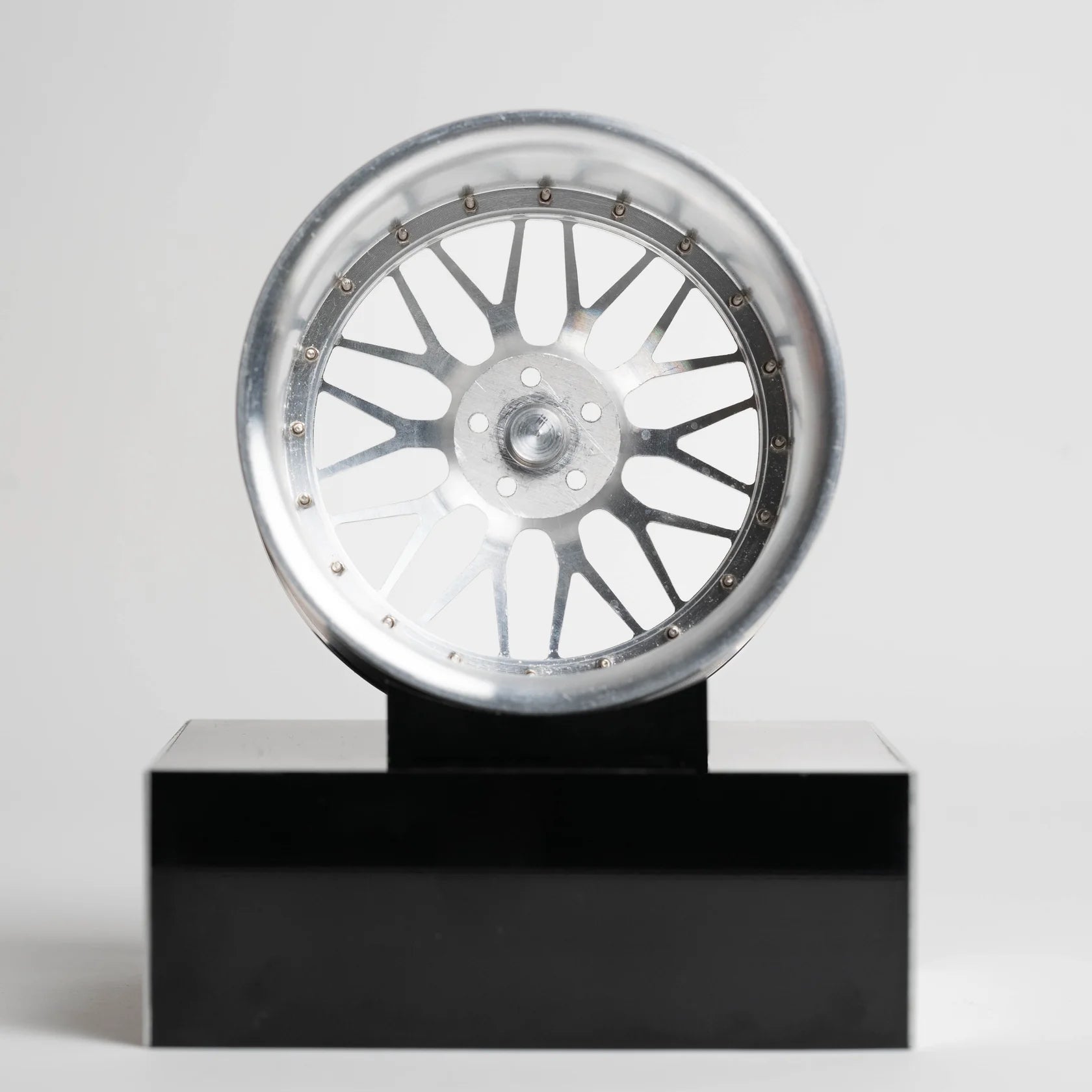 CNC-gefräste Aluminium Deko Felge im Maßstab 1:5, Classic Type S in silber, Rückseite