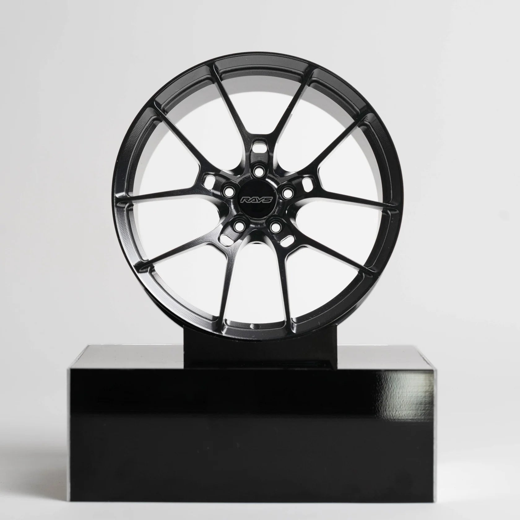 CNC-gefräste Aluminium Deko Felge im Maßstab 1:5, Rays G025 in Grau, Frontansicht