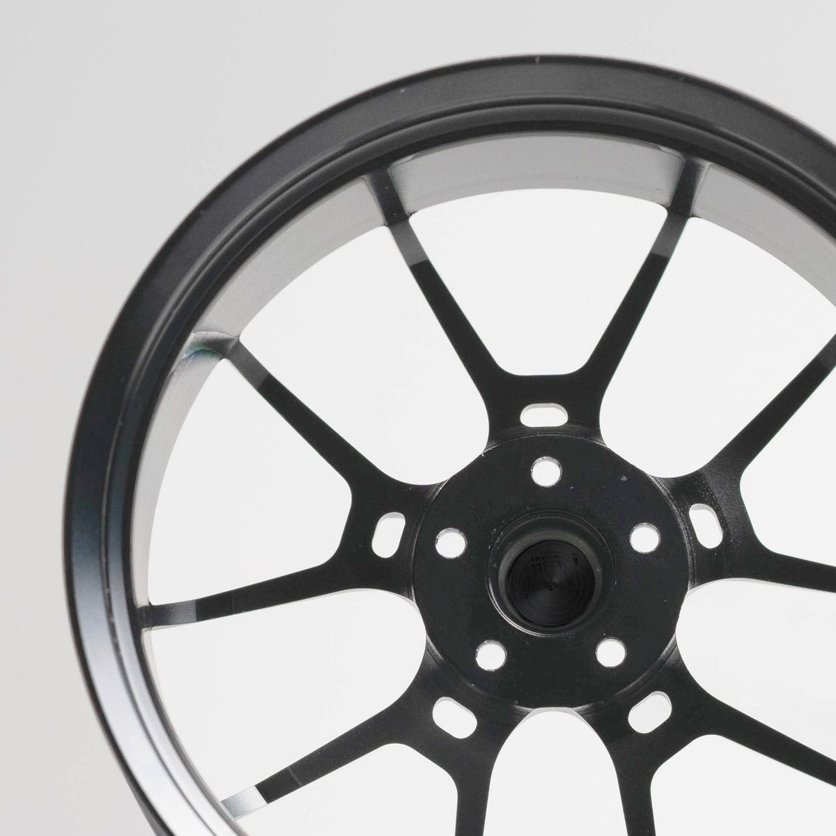 CNC-gefräste Aluminium Deko Felge im Maßstab 1:5, Rays G025 in Grau, Rückseite Detailaufnahme