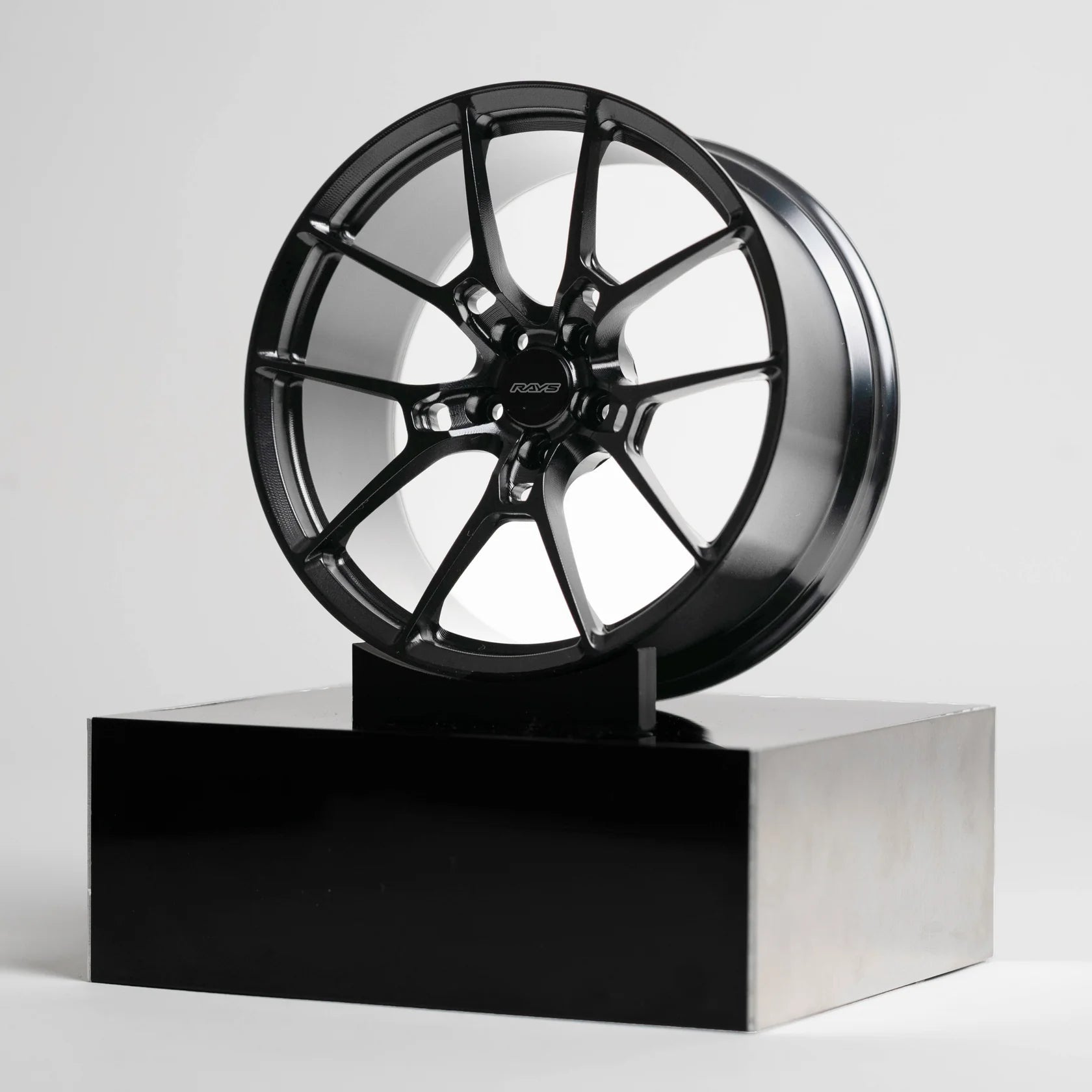 CNC-gefräste Aluminium Deko Felge im Maßstab 1:5, Rays G025 in Grau, Frontansicht