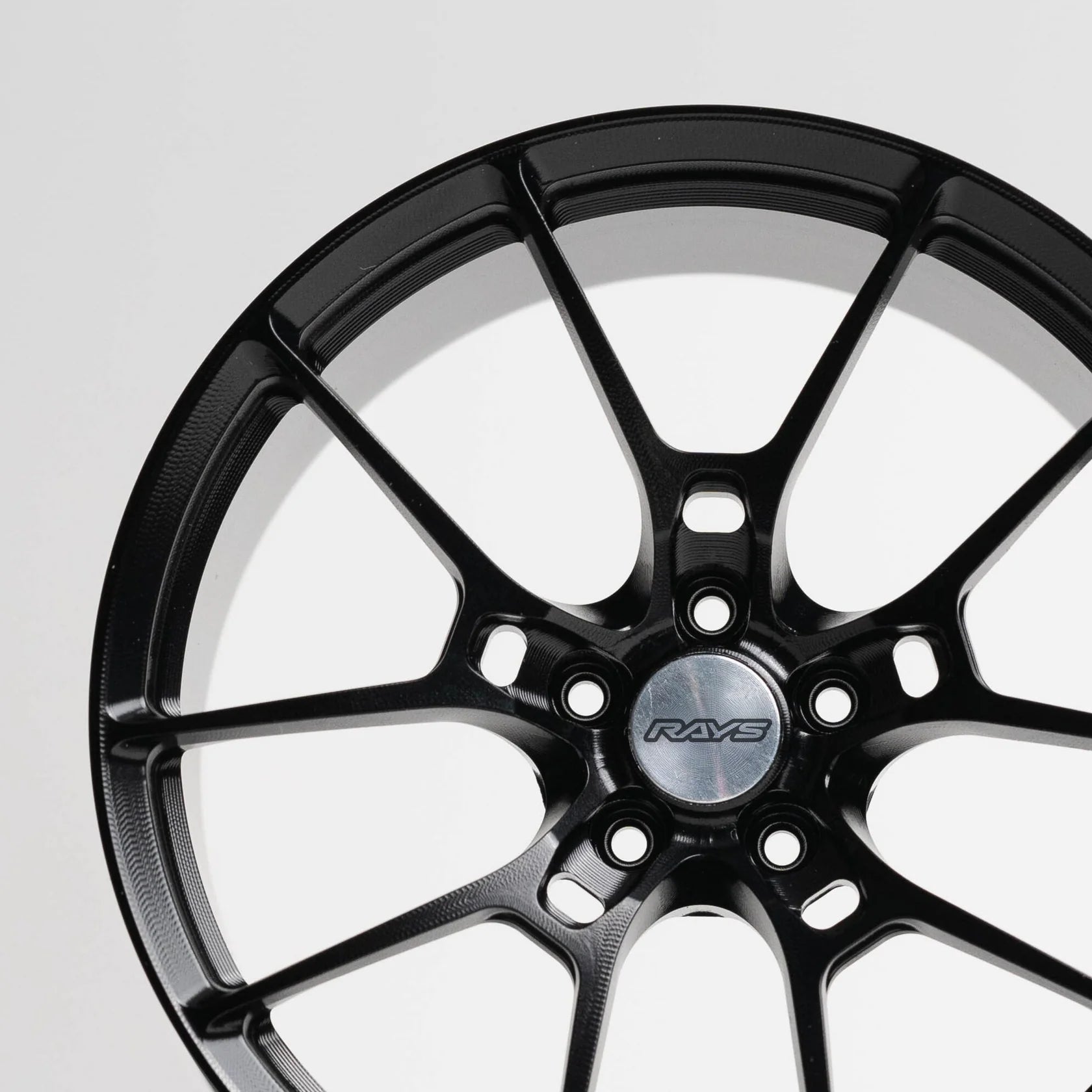 CNC-gefräste Aluminium Deko Felge im Maßstab 1:5, Rays G025 in schwarz, Frontansicht Detailaufnahme