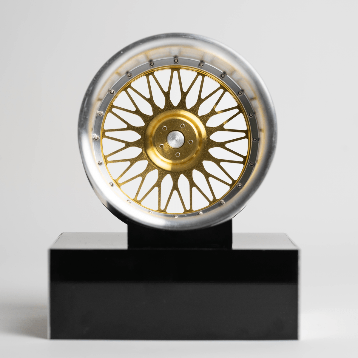 CNC-gefräste Aluminium Deko Felge im Maßstab 1:5, Speedline Classic in Gold, Rückseite