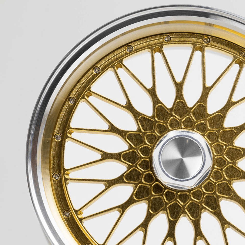 CNC-gefräste Aluminium Deko Felge im Maßstab 1:5, Speedline Classic in Gold, Frontansicht Detailaufname mit Zentrierkappe