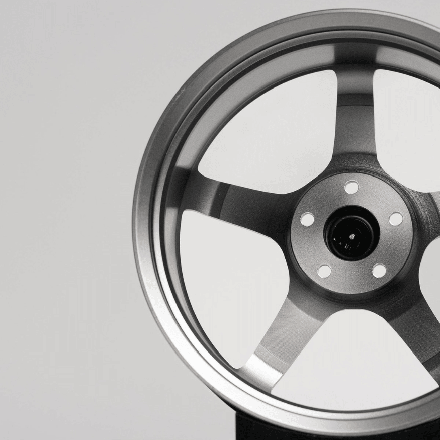 CNC-gefräste Aluminium Deko Felge im Maßstab 1:5, Rays TE37 in grau, Rückseite Detailaufnahme