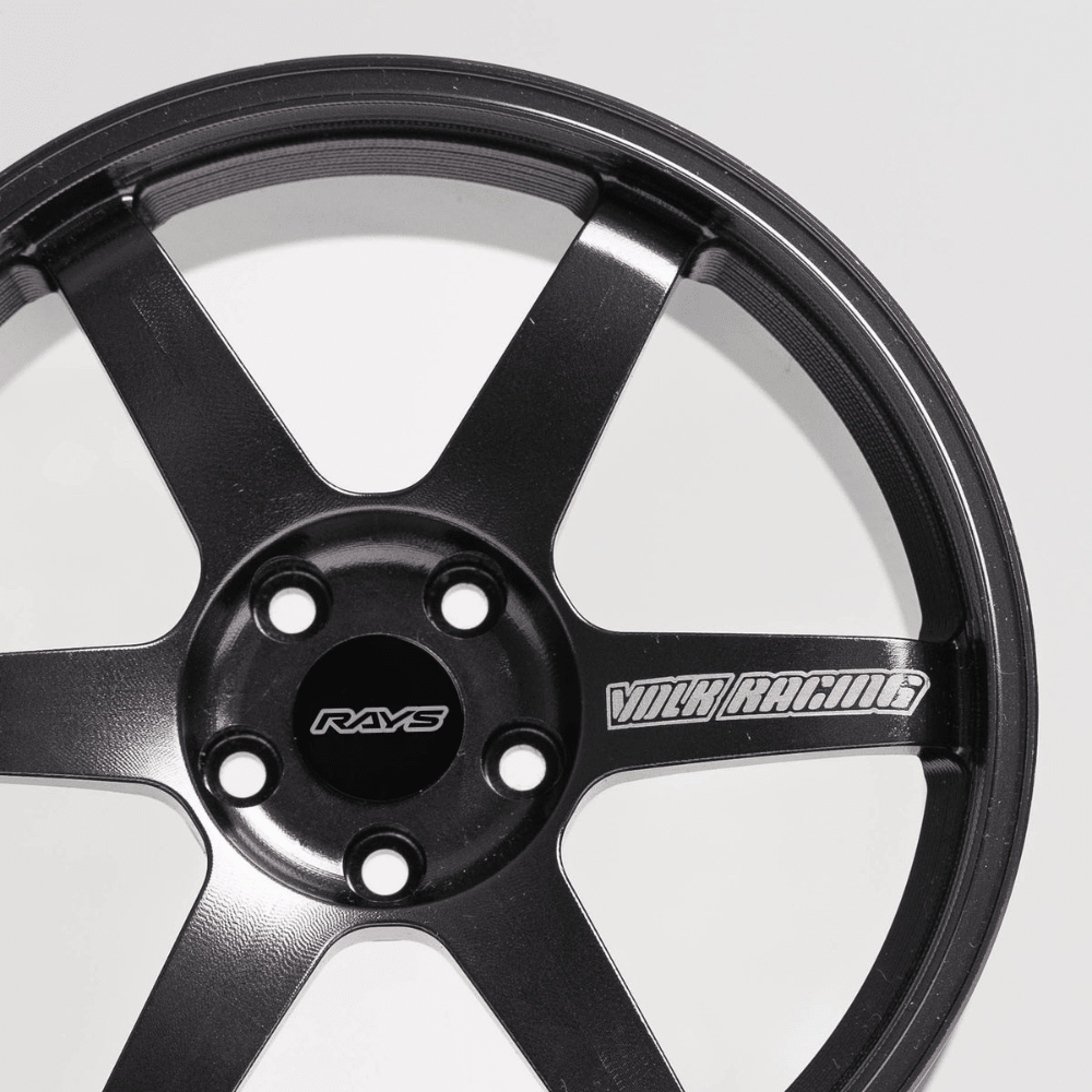 CNC-gefräste Aluminium Deko Felge im Maßstab 1:5, Rays TE37 in grau, Frontansicht Detailaufnahme