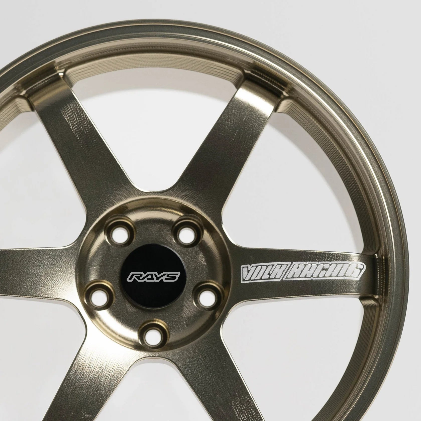 CNC-gefräste Aluminium Deko Felge im Maßstab 1:5, Rays TE37 in Kupfer, Frontansicht Detailaufnahme