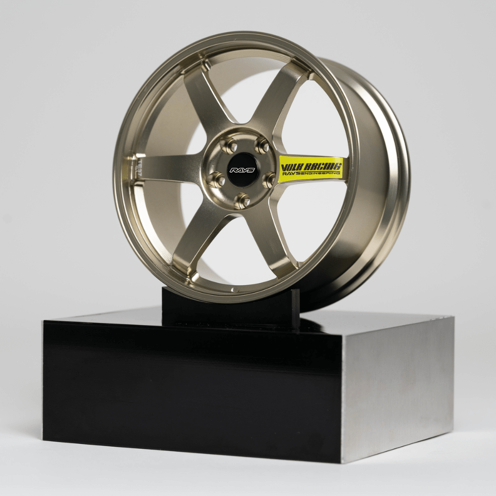 CNC-gefräste Aluminium Deko Felge im Maßstab 1:5, Rays TE37 in Kupfer mit gelben Sticker, Frontansicht