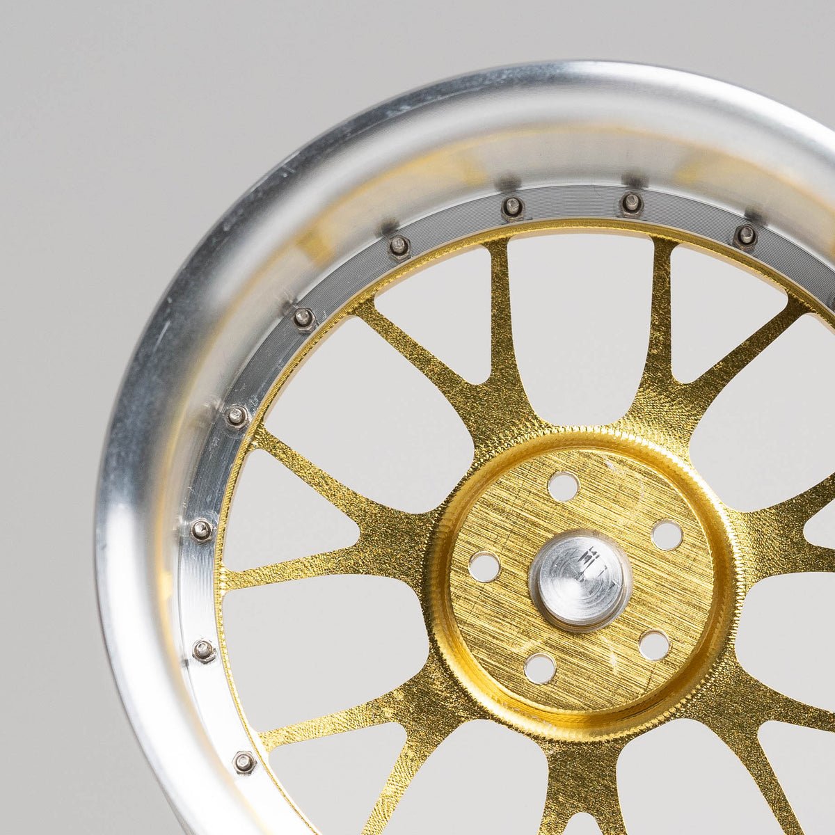 CNC-gefräste Aluminium Deko Felge im Maßstab 1:5, Velocity-R in Gold, Rückseite Detailaufnahme