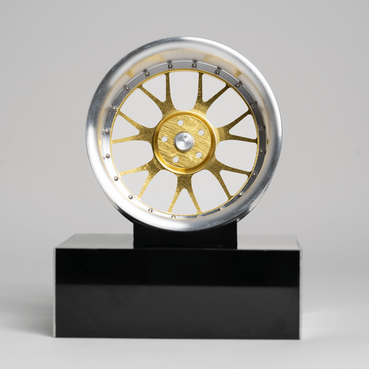 CNC-gefräste Aluminium Deko Felge im Maßstab 1:5, Velocity-R in Gold, Rückseite