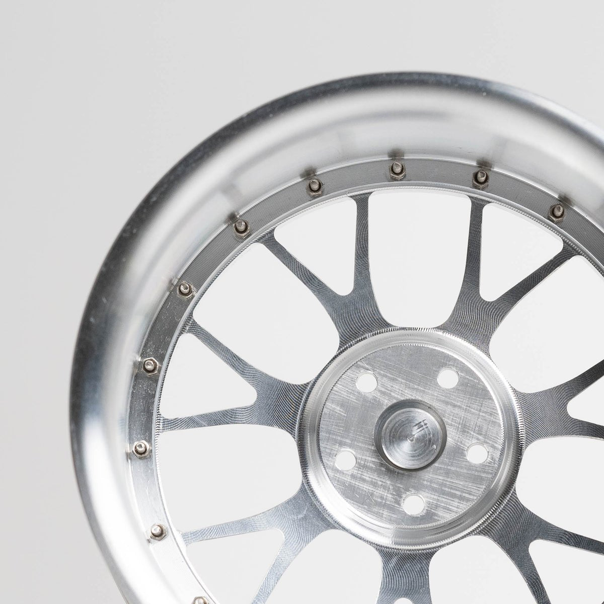CNC-gefräste Aluminium Deko Felge im Maßstab 1:5, Velocity-R in Silber, Rückseite Detailaufnahme