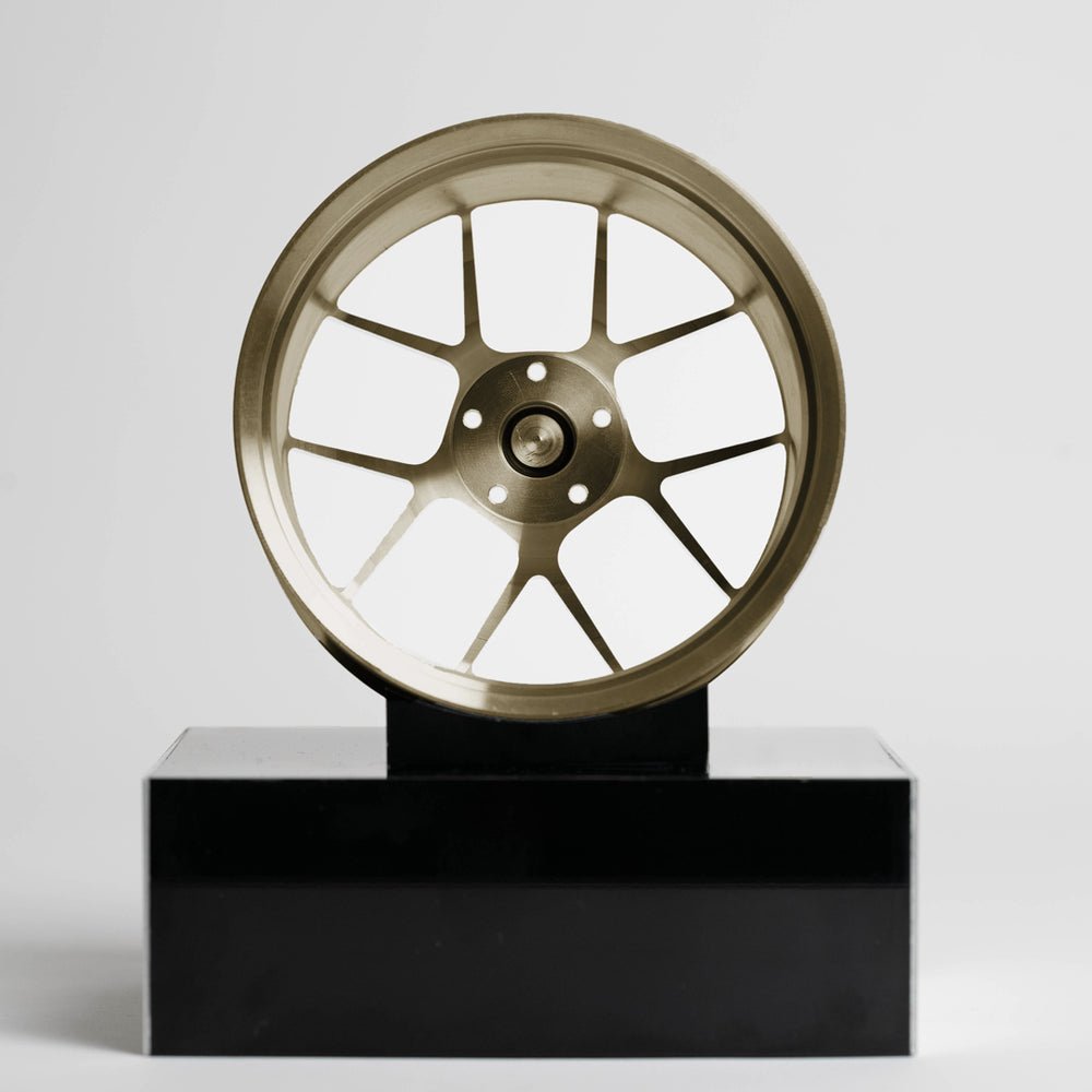 CNC-gefräste Aluminium Deko Felge im Maßstab 1:5, 10-Spoke Classic in Gold, Rückseite