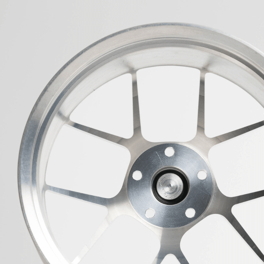 CNC-gefräste Aluminium Deko Felge im Maßstab 1:5, 10-Spoke Classic in Silber, Rückseite Detailaufnahme