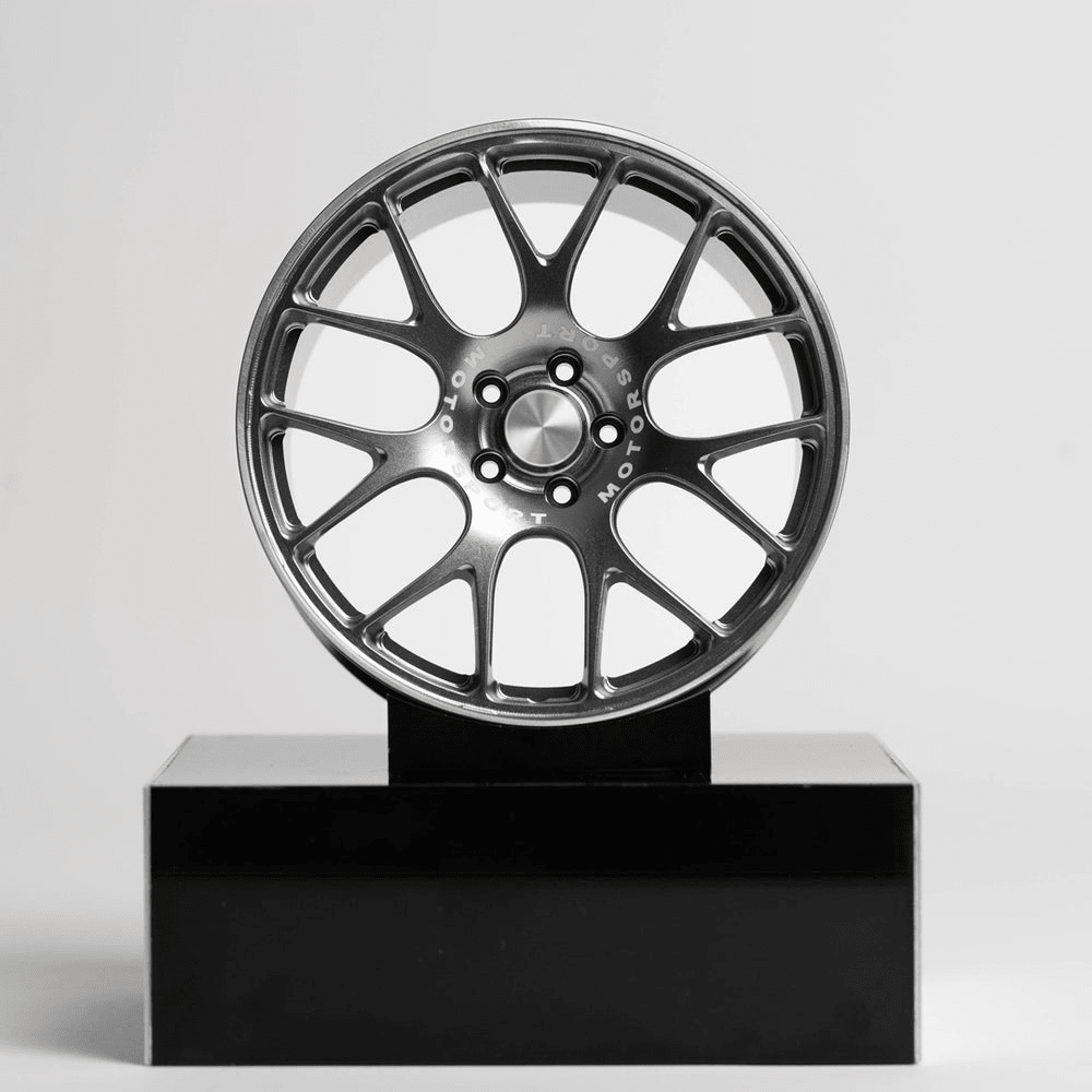 CNC-gefräste Aluminium Deko Felge im Maßstab 1:5, 7-Spoke Trackline in Grau, Frontansicht