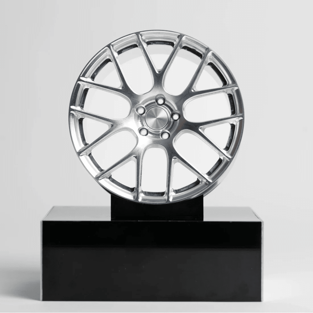 CNC-gefräste Aluminium Deko Felge im Maßstab 1:5, 7-Spoke Trackline in Silber, Frontansicht