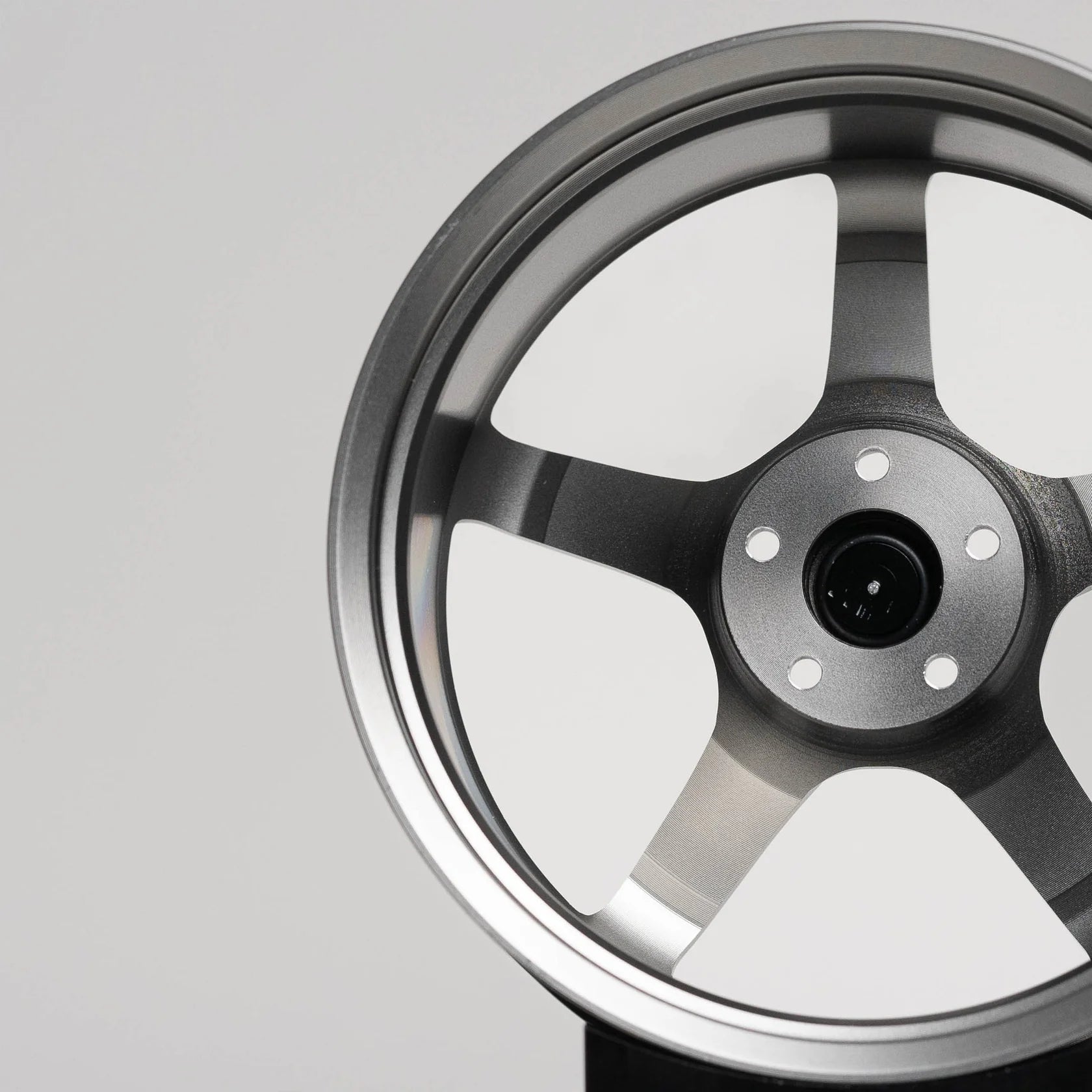 CNC-gefräste Aluminium Deko Felge im Maßstab 1:5, Advan GT in grau, Rückseite Detailaufnahme