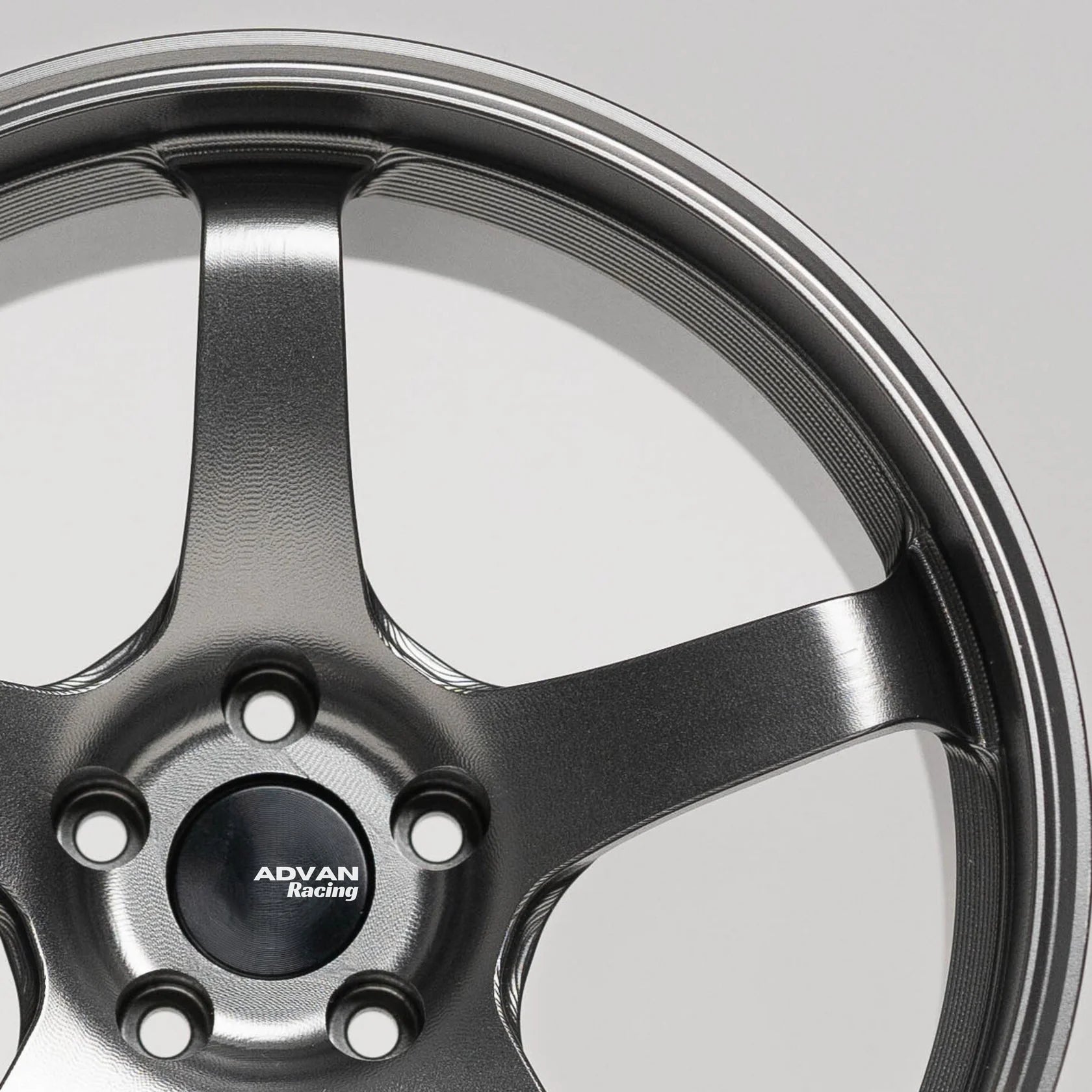 CNC-gefräste Aluminium Deko Felge im Maßstab 1:5, Advan GT in grau, Frontansicht Detailaufnahme