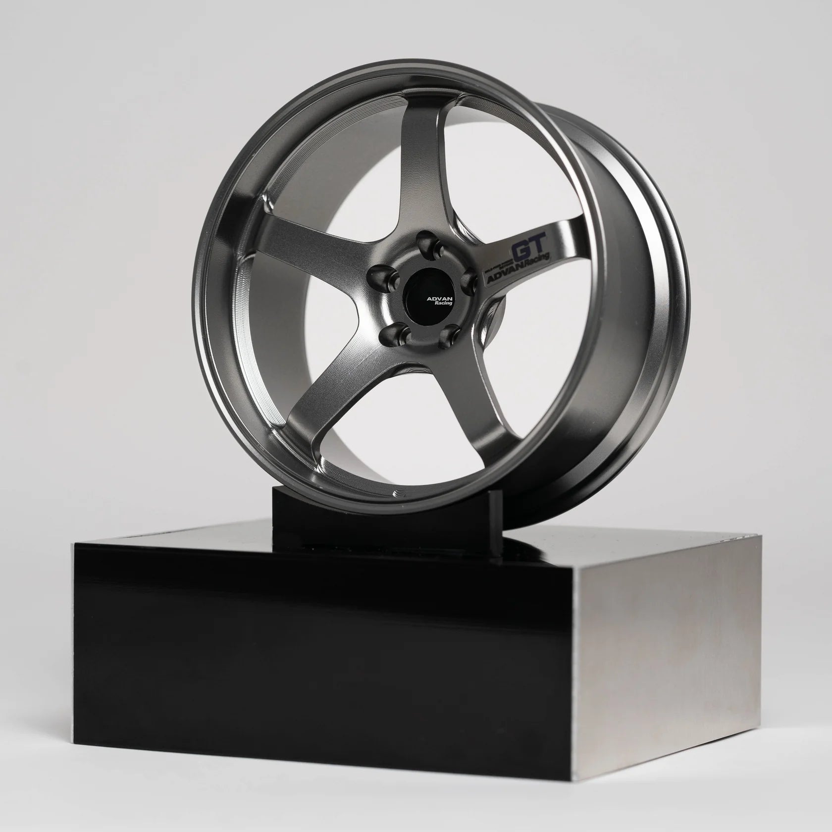 CNC-gefräste Aluminium Deko Felge im Maßstab 1:5, Advan GT in grau, Frontansicht
