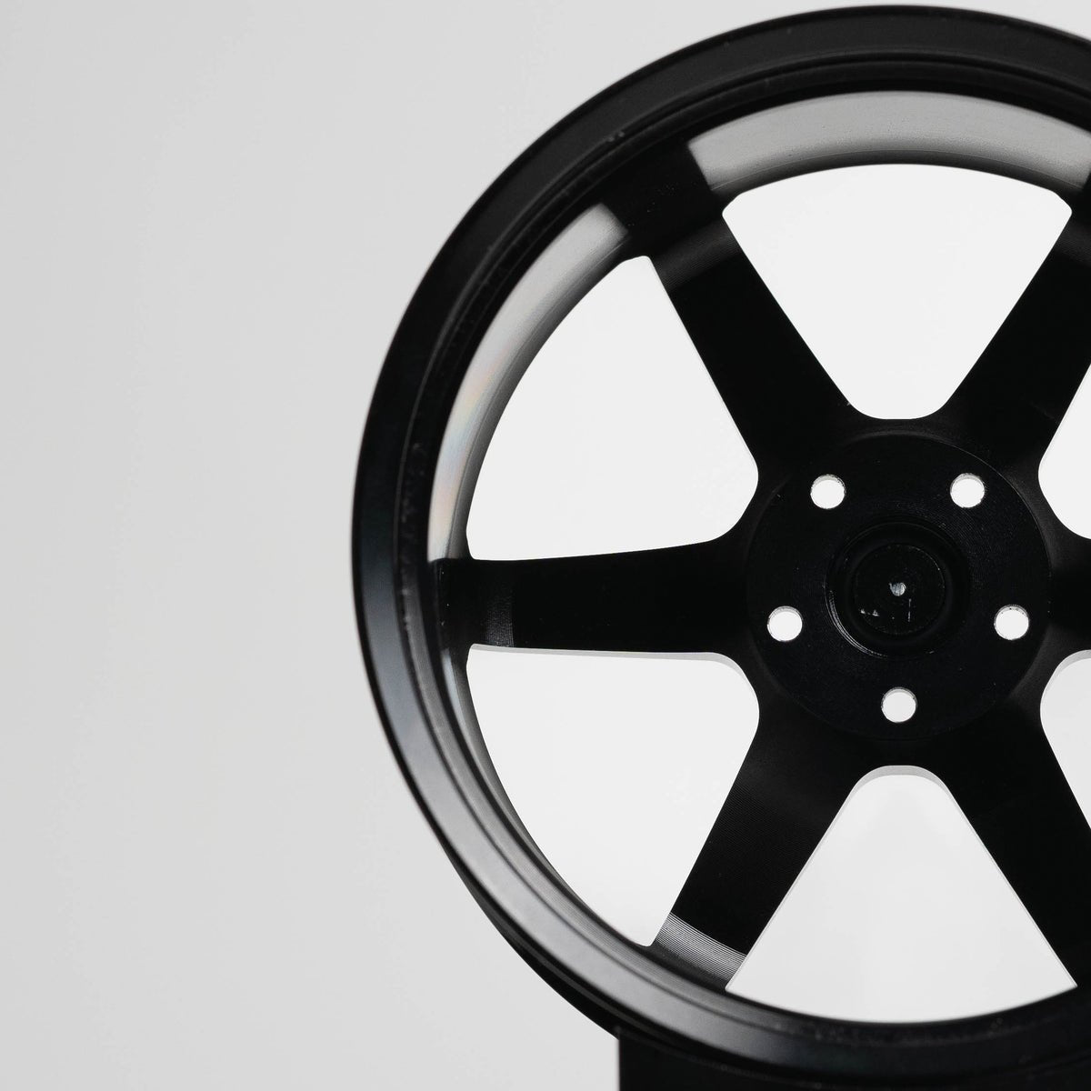 CNC-gefräste Aluminium Deko Felge im Maßstab 1:5, Advan GT in schwarz, Rückseite Detailaufnahme