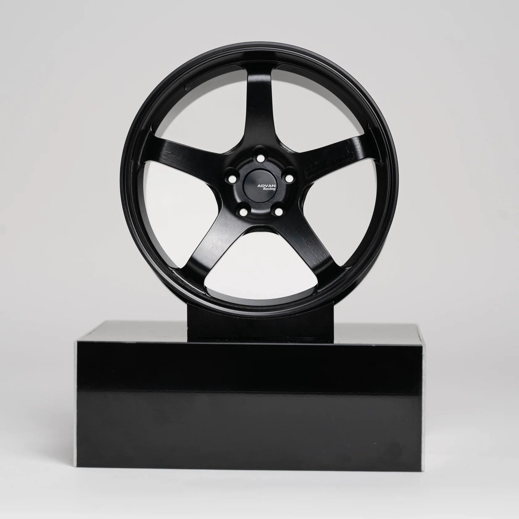 CNC-gefräste Aluminium Deko Felge im Maßstab 1:5, Advan GT in schwarz, Frontansicht