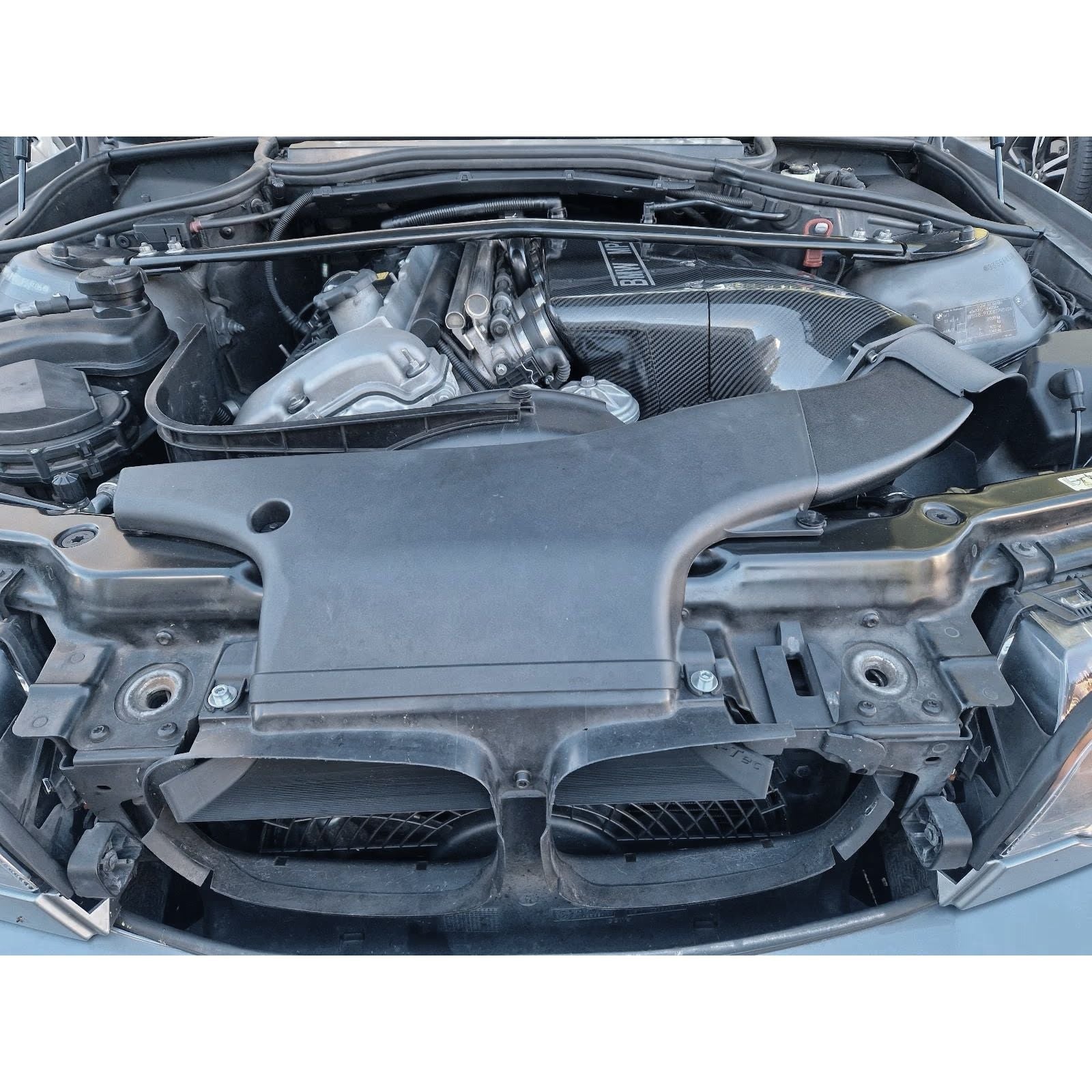 Air Scoop Luftführung am BMW E46 zur Zufuhr kalter Frischluft, montierter Zustand Motorraum