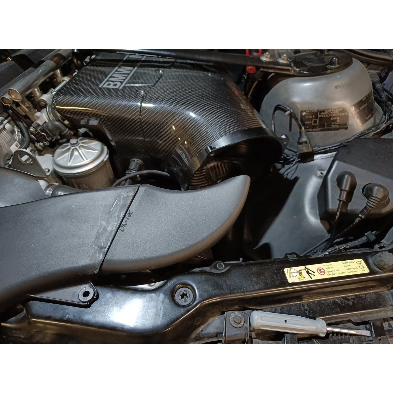 Intake Trichter für Carbon Airbox BMW E46 M3 für optimierte Frischluftzufuhr durch offene Ansaugung, montiert im Motorraum