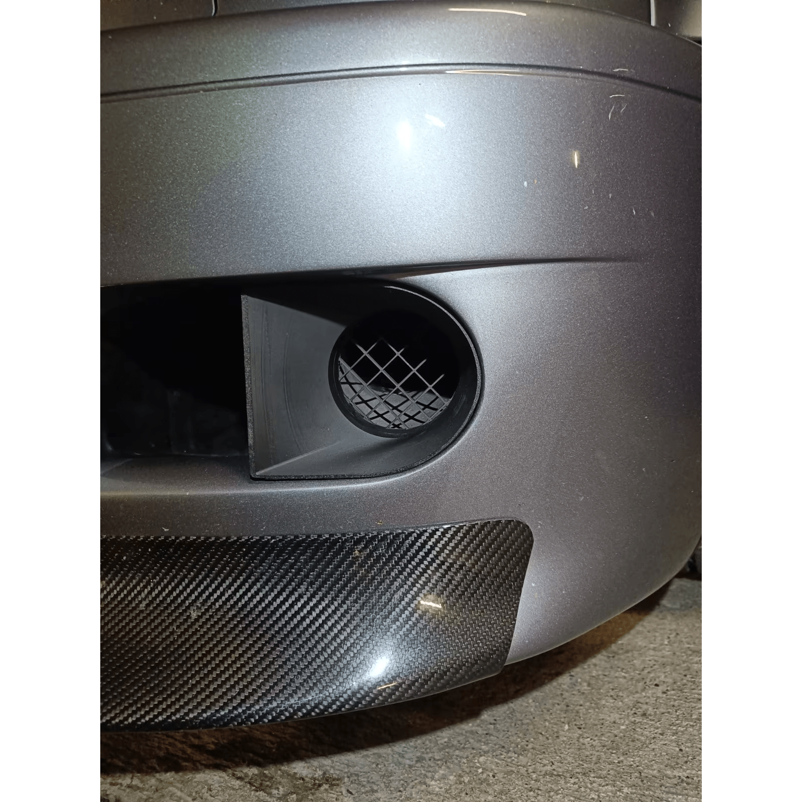 Belüftungskit mit Nebelleuchten-Einsätzen am BMW E46 M3 mit M-Paket, Nahaufnahme montiert am Auto