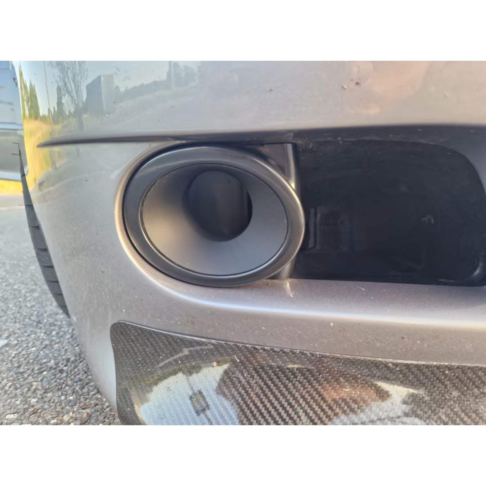 Belüftungskit Nebelleuchten-Einsätzen für BMW E46/E39 M3/M5 M-Paket, Frontansicht am Auto