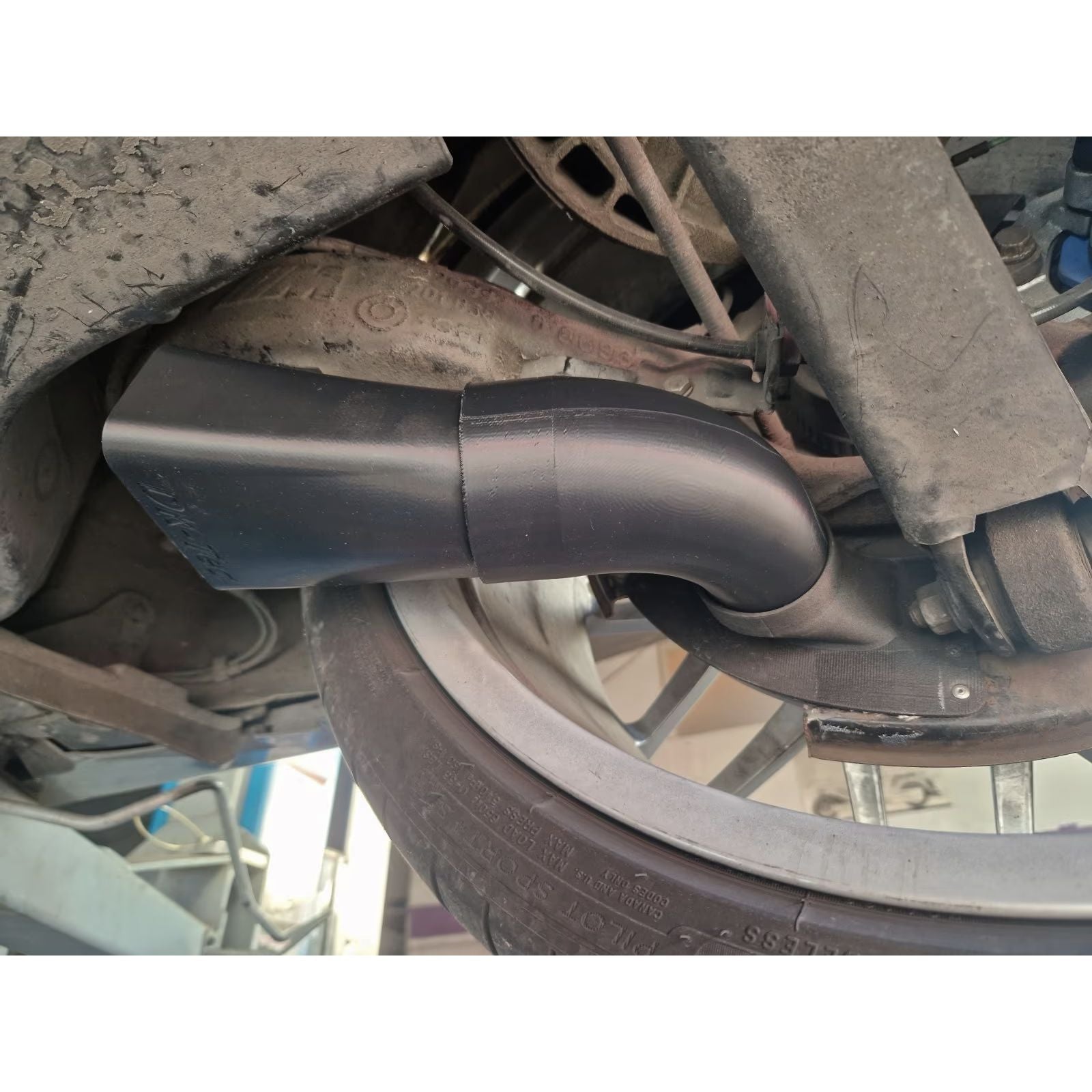 Bremsenkühlung an der Hinterachse des BMW E46 M3, Unteransicht montiert