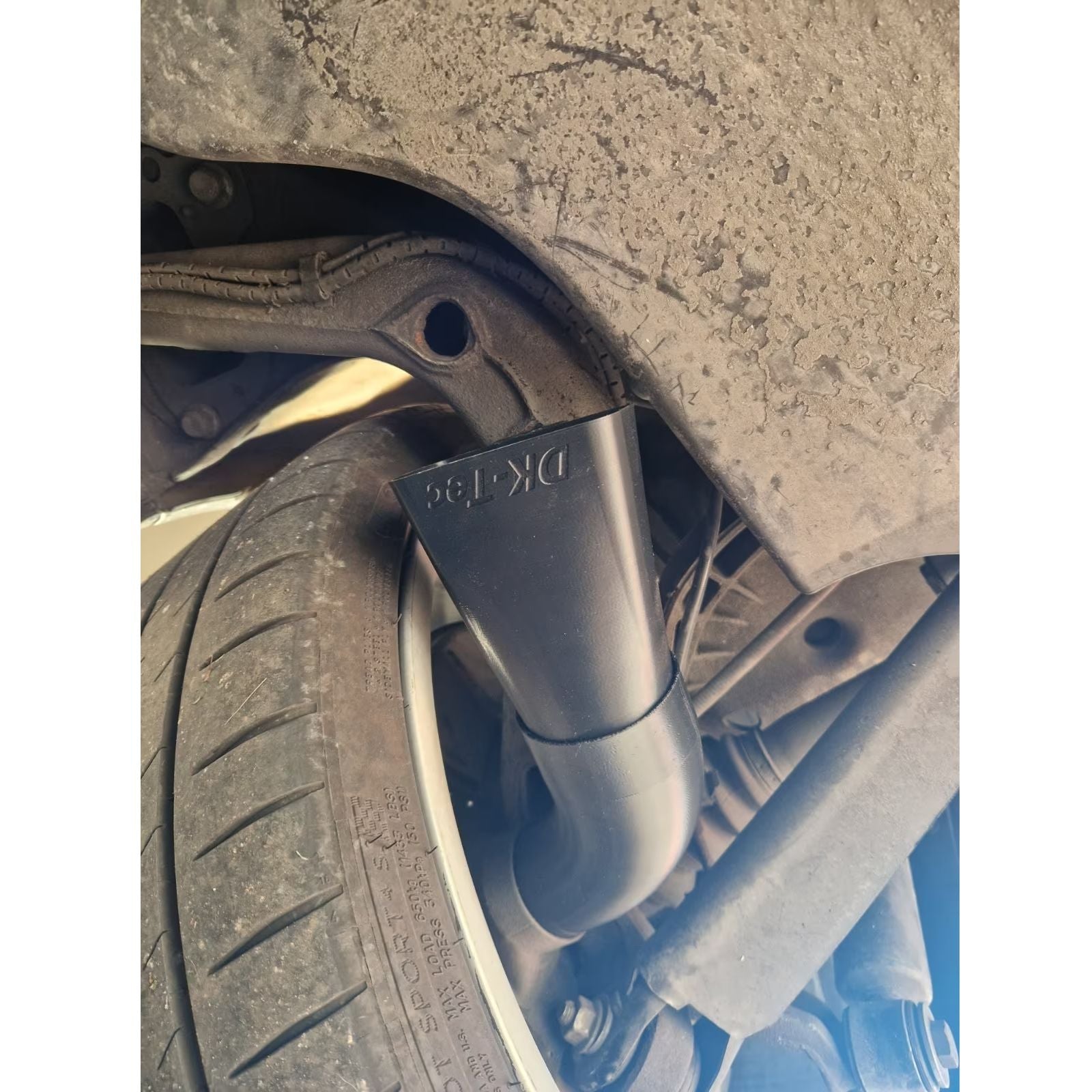 Bremsenkühlung an der Hinterachse des BMW E46 M3, Unteransicht montiert