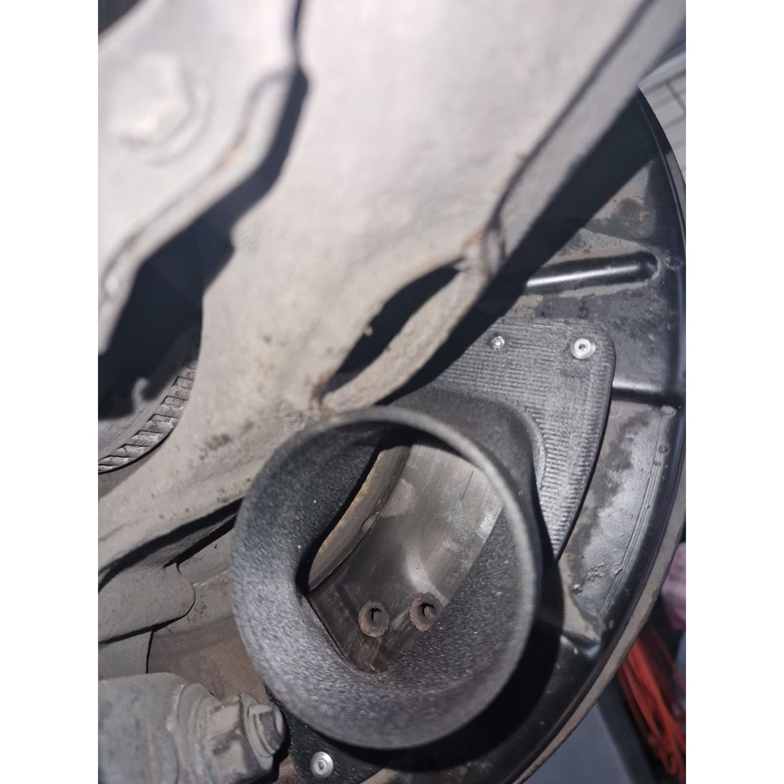 Bremsenkühlung an der Hinterachse des BMW E46 M3, Unteransicht montiert