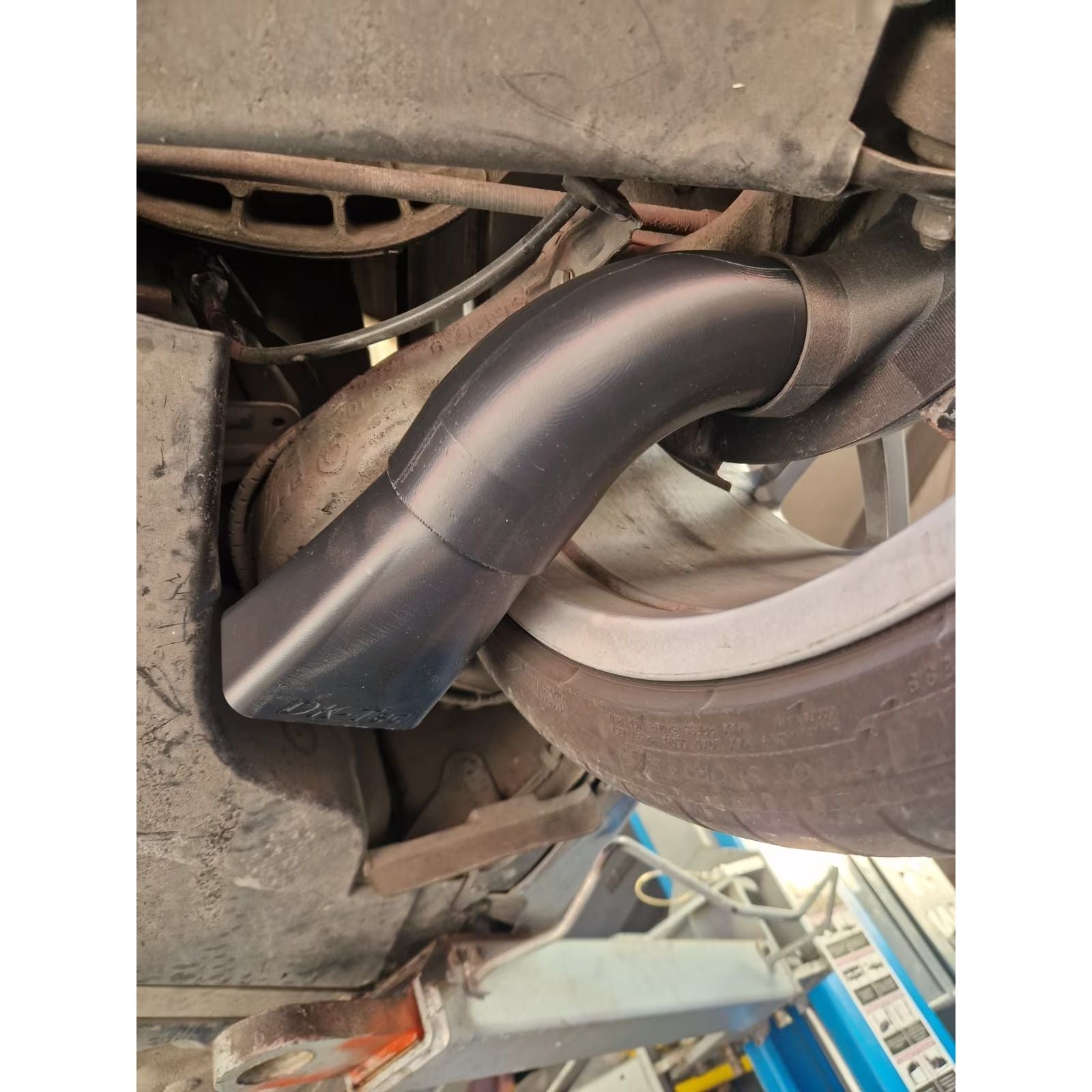 Bremsenkühlung an der Hinterachse des BMW E46 M3, Unteransicht montiert