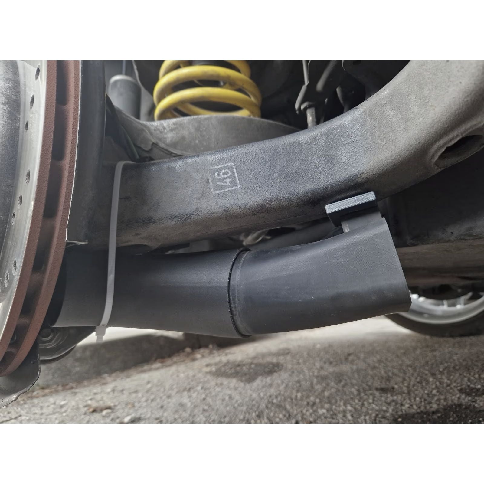 Bremsenkühlung an der Hinterachse des BMW E46 M3, Unteransicht montiert