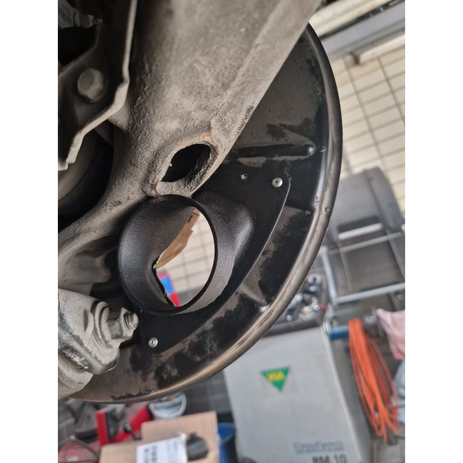 Bremsenkühlung an der Hinterachse des BMW E46 M3, Unteransicht montiert