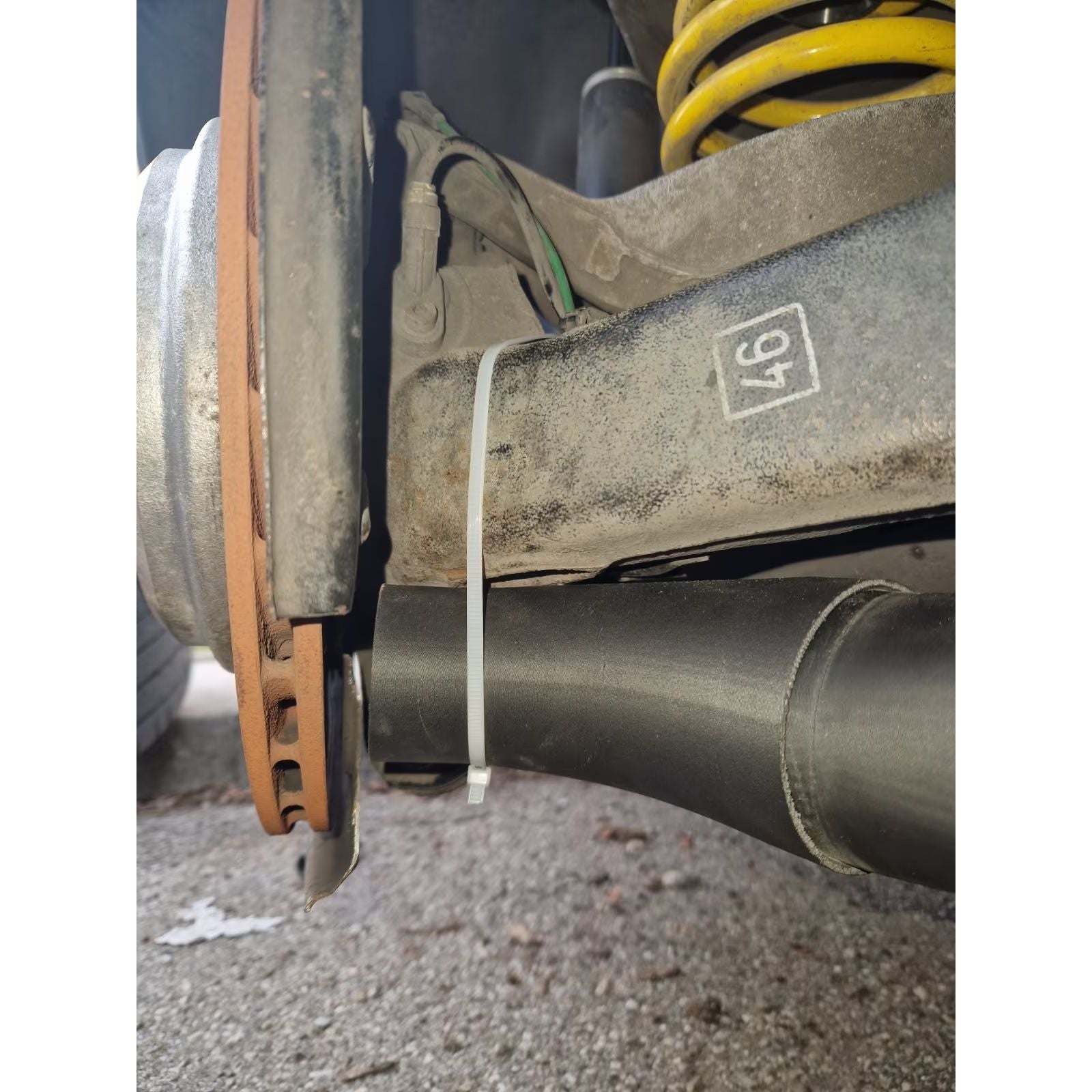 Bremsenkühlung an der Hinterachse des BMW E46 M3, Unteransicht montiert