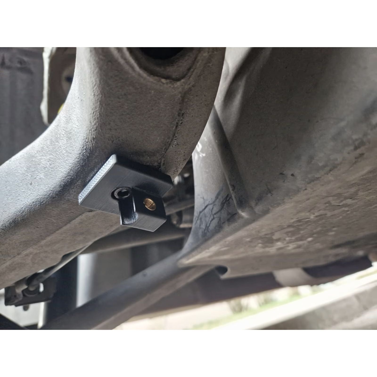 Bremsenkühlung an der Hinterachse des BMW E46 M3, Unteransicht montiert